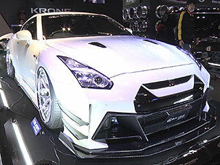 KUHL Racing-Japanブースは今年も華やかなペイントのデモカー揃い踏み！
