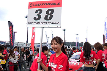 SUPER GT Rd.8 もてぎ 番外編
レースクイーン&シリーズチャンピオンドライバー直撃！